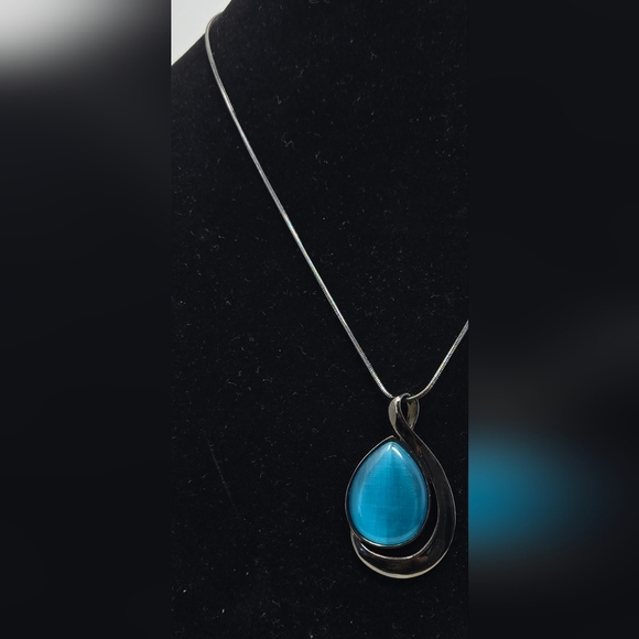 Lia Sophia Wmns Gunmetal Necklace Tear Drop Pendant Opalesent Mohave Blue Color - Picture 5 of 9